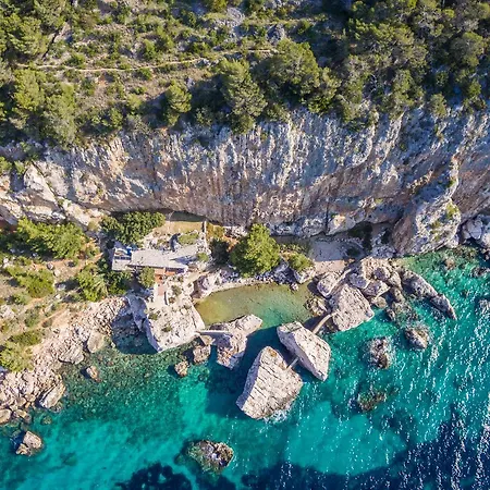 Robinsons Sveta Nedelja (Hvar)