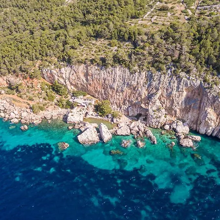 Robinsons Sveta Nedelja (Hvar)