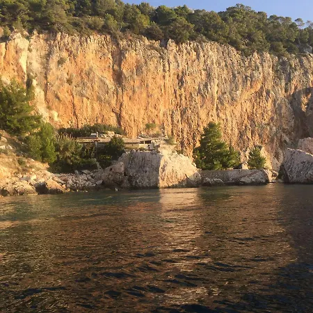 Robinsons Sveta Nedelja (Hvar)